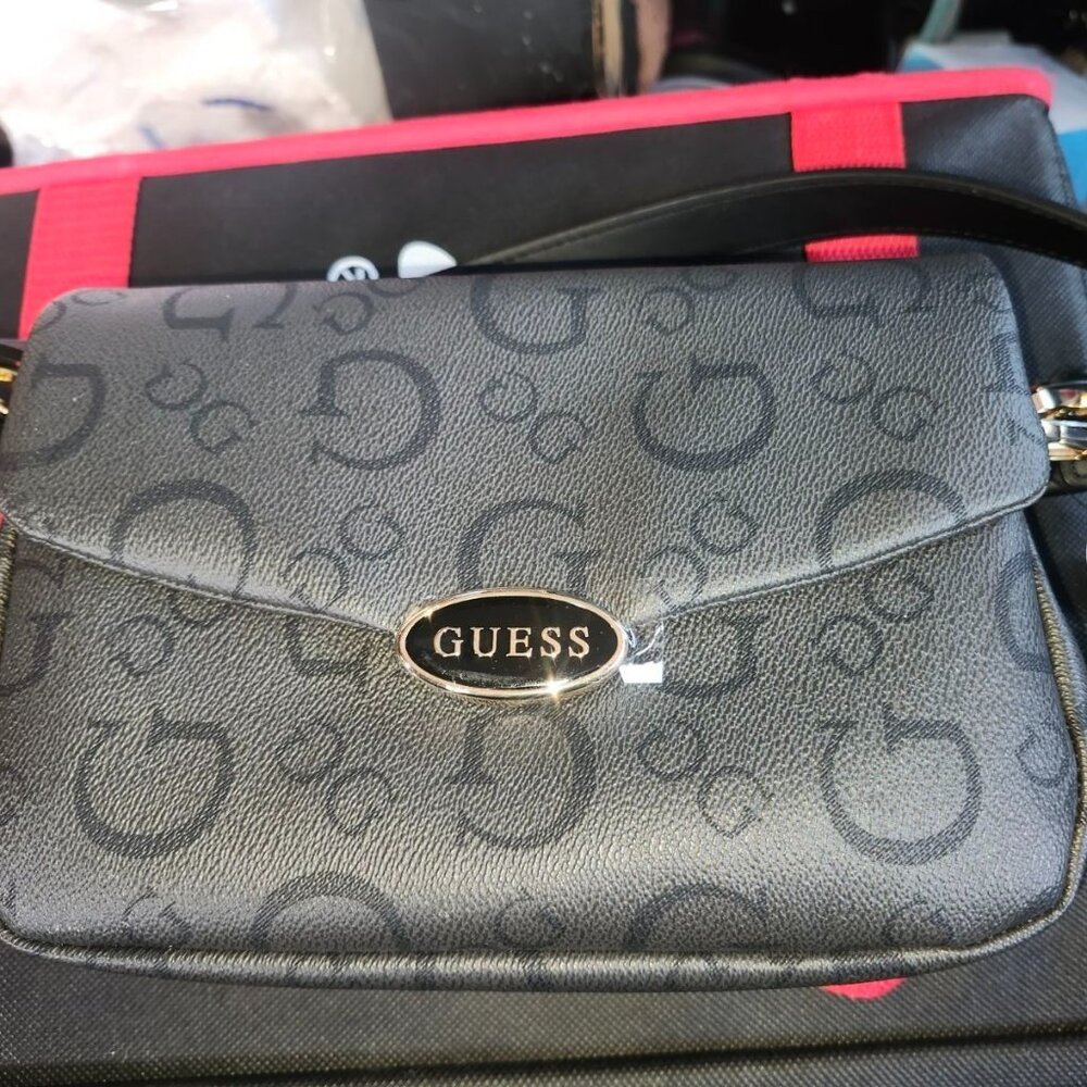 Guess clutch